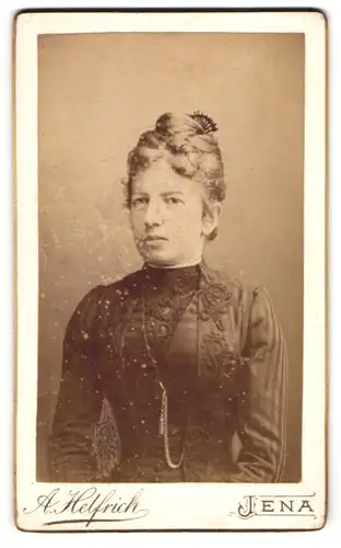 Fotografie A. Helfrich, Jena, Portrait hübsche Dame mit hochgestecktem Haar