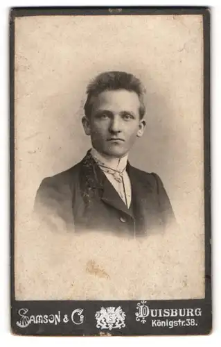 Fotografie Samson & Co., Duisburg, Portrait junger Herr im Anzug mit Krawatte