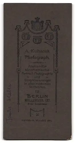 Fotografie A. Kulhanek, Berlin, Mädchen in dunklem Kleid hält einen Blumenstrauss