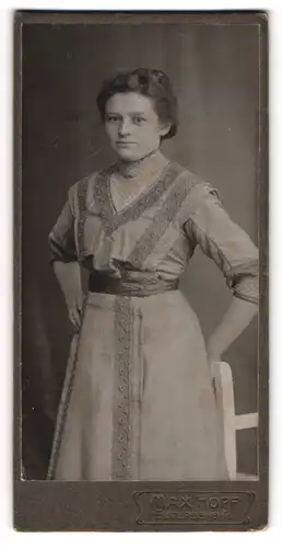 Fotografie Max Hopf, Elsterberg i. / V., Dame in besticktem Kleid trägt die Haare zusammengesteckt