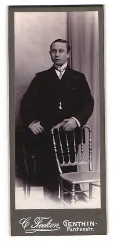 Fotografie G. Feeken, Genthin, Junger Mann in schwarzem Anzug trägt gemusterte Krawatte und weisses Hemd