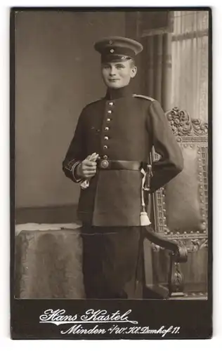 Fotografie Hans Kastel, Minden i / W., Portrait Soldat in Uniform mit Schirmmütze und Handschuhen