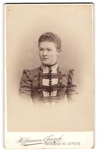 Fotografie Hoffmann & Jursch, Leipzig, Portrait junge Dame im modischen Kleid mit Kragenbrosche