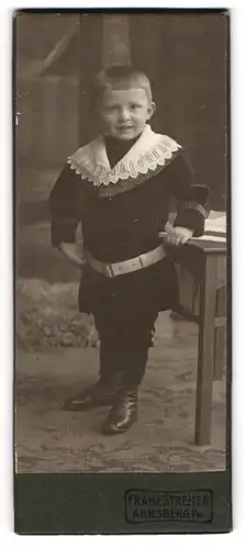 Fotografie Franz Streiter, Arnsberg i / W., Portrait kleiner Junge in hübscher Kleidung mit weissem Kragen