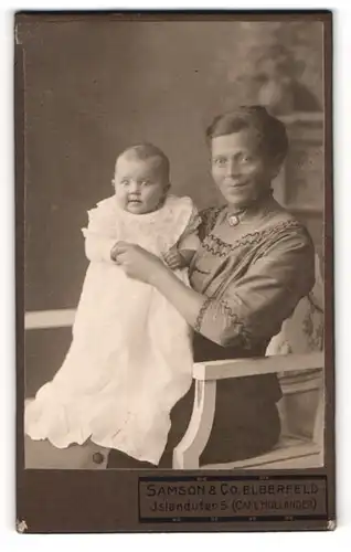 Fotografie Samson & Co., Elberfeld, Portrait bürgerliche Dame in hübscher Bluse mit Baby auf dem Schoss