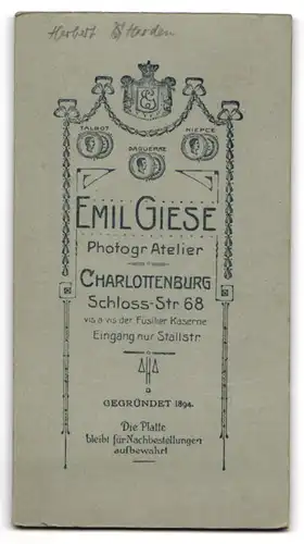 Fotografie Emil Giese, Berlin-Charlottenburg, Portrait Konfirmand mit Gebetsbuch