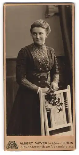 Fotografie Albert Meyer, Berlin, Portrait bürgerliche Dame mit Blumen an Stuhl gelehnt