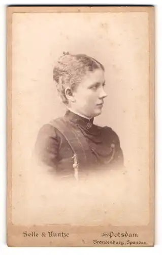 Fotografie Selle & Kuntze, Potsdam, Portrait junge Dame im modischen Kleid mit Kragenbrosche