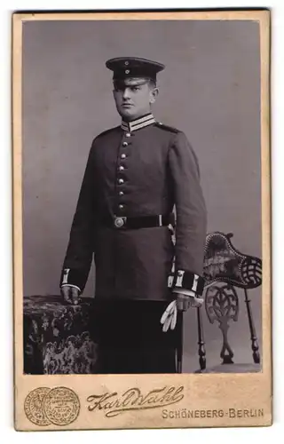 Fotografie Karl Wahl, Berlin-Schöneberg, Portrait Soldat in Uniform mit Schirmmütze und Handschuhen