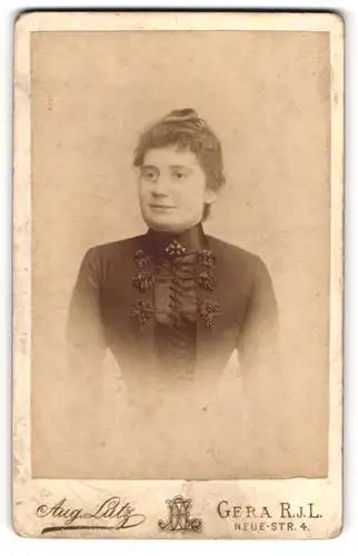Fotografie Aug. List, Gera R. i. L., Portrait junge Frau mit Haarknoten