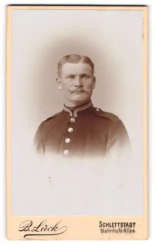 Fotografie B. Lück, Schlettstadt, Portrait Sergeant in Uniform mit Schulterklappe 8