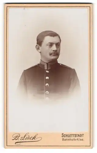 Fotografie B. Lück, Schlettstadt, Portrait Sergeant in Uniform mit Schulterklappe 8