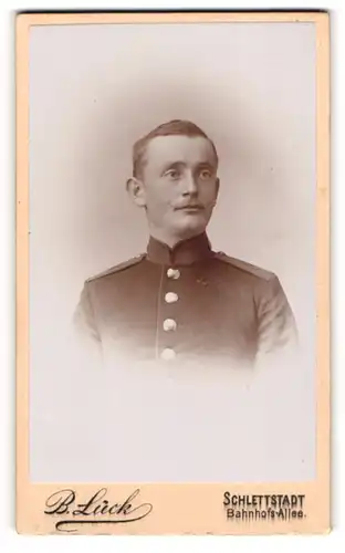 Fotografie B. Lück, Schlettstadt, Portrait Sergeant in Uniform mit Schulterklappe 8