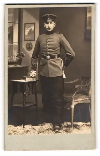 Fotografie unbekannter Fotograf und Ort, Portrait Soldat in Uniform