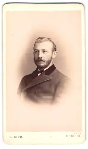 Fotografie R. Eich, Dresden, Portrait junger Herr in Anzug mit Bart