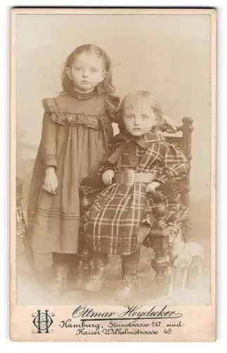 Fotografie Ottmar Heydecker, Hamburg, Portrait zwei kleine Schwestern in Kleidern