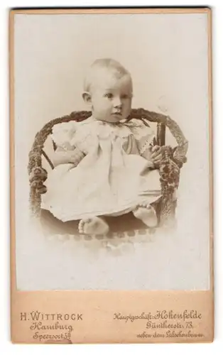 Fotografie H. Wittrock, Hohenfelde, Portrait Kleinkind in Kleid