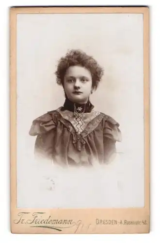 Fotografie Tr. Friedemann, Dresden-A, Portrait Fräulein mit zurückgebundenem Haar