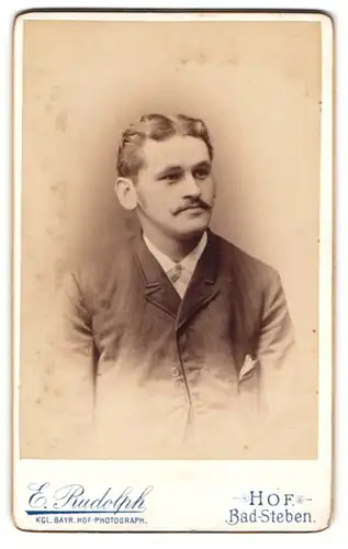 Fotografie E. Rudolph, Hof, Portrait junger Herr mit zeitgenössischer Frisur
