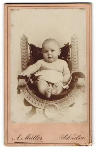 Fotografie A. Müller, Schwelm, Portrait Säugling auf Sitzmöbel