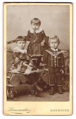Fotografie Leineweber, Hannover, Portrait kleiner Junge und zwei Mädchen in modischer Kleidung
