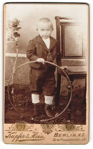 Fotografie Kupfer & Hein, Berlin-NO, Portrait kleiner Junge im Matrosenanzug mit Reifen
