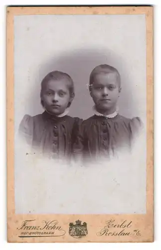 Fotografie Franz Kohn, Zerbst, Portrait zwei kleine Mädchen in zeitgenössischer Kleidung