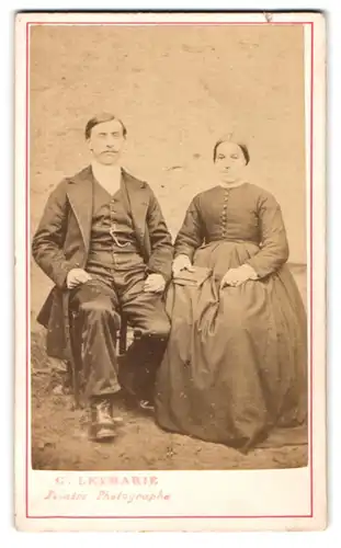 Fotografie C. Leymarie, Paris, Portrait bürgerliches Paar in schlichter Kleidung mit Buch