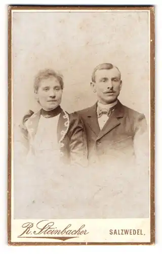Fotografie R. Stienbacher, Salzwedel, Portrait hübsches Paar in eleganter Kleidung