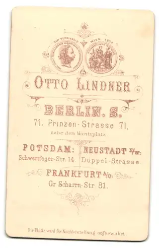 Fotografie O. Lindner, Berlin, Herr mit zurückgekämmten Haaren trägt langen Schnauzbart und Fliege