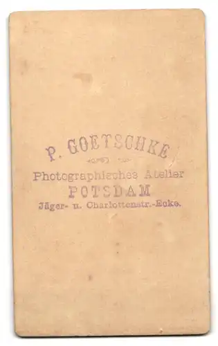 Fotografie P. Goetschke, Potsdam, Herr mit Backen- und Kinnbart trägt Mantel mit Nadelstreifen