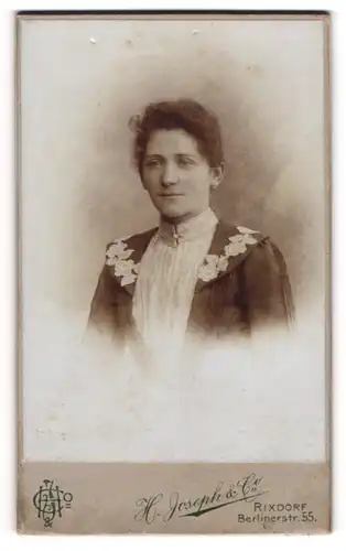 Fotografie H. Joseph & Co., Rixdorf, Dame mit dunklen gelockten Haaren trägt ein Kleid mit bestickten Schultern