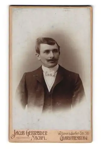 Fotografie Jacob Gebrüder Nachfl., Charlottenburg, Herr mit seitlich aufgestellten Haaren trägt Schnauzbart