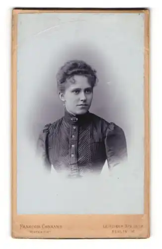 Fotografie Francois Cornand, Berlin, Dame mit leicht toupiertem Haar trägt Perlenohrringe