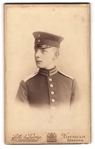 Fotografie Selle & Kuntze, Potsdam, Portrait Soldat in Uniform mit Schirmmütze