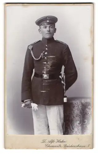 Fotografie Th. Alfr. Hahn, Chemnitz, Portrait Soldat in Uniform mit Schirmmütze und Handschuhen