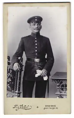 Fotografie Fritz Völkel, Leipzig-Gohlis, Portrait Soldat in Uniform mit Schirmmütze und Handschuhen