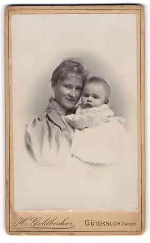 Fotografie H. Goldbecker, Gütersloh i / Westf., Portrait bürgerliche Dame mit Baby auf dem Arm