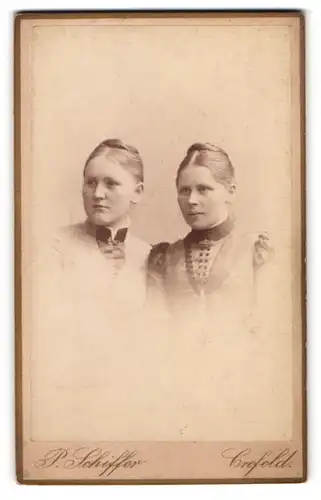 Fotografie P. Schiffer, Crefeld, Portrait zweier junger Damen in zeitgenössischen Kleidern