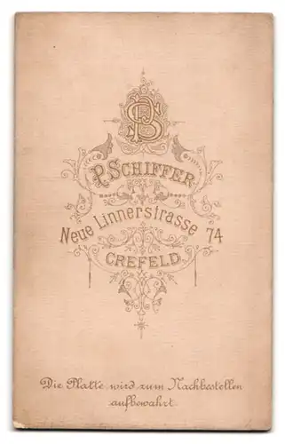 Fotografie P. Schiffer, Crefeld, Portrait zweier junger Damen in zeitgenössischen Kleidern