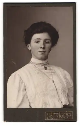 Fotografie F. Pfeiffer, Minden i / W., Portrait junge Dame im hübschen Kleid mit Medaillon
