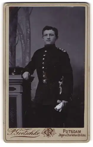 Fotografie P. Goetschke, Potsdam, Portrait Soldat in Uniform mit Schirmmütze und Handschuhen