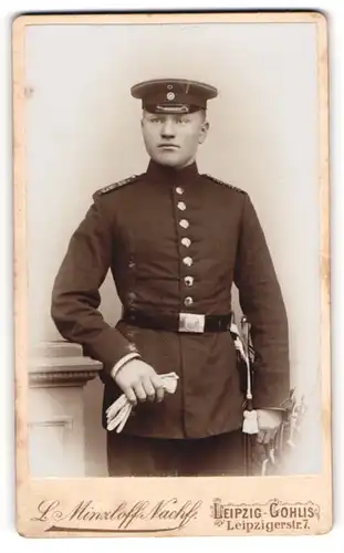 Fotografie Wilh. Weyand, Leipzig-Gohlis, Portrait Soldat in Uniform mit Schirmmütze und Handschuhen