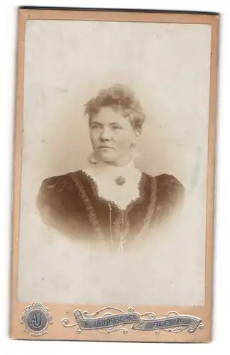 Fotografie A. Jandorf & Co., Berlin, Portrait bürgerliche Dame im Samtkleid mit Kragenbrosche