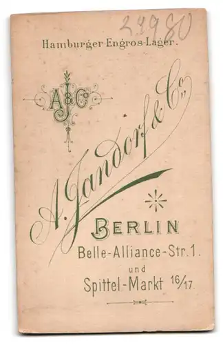 Fotografie A. Jandorf & Co., Berlin, Portrait bürgerliche Dame im Samtkleid mit Kragenbrosche