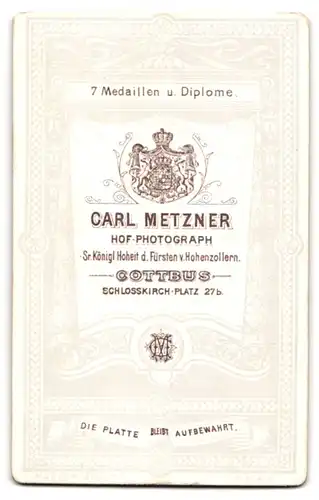 Fotografie Carl Metzner, Cottbus, Portrait junger Herr in modischer Kleidung mit Zwirbelbart