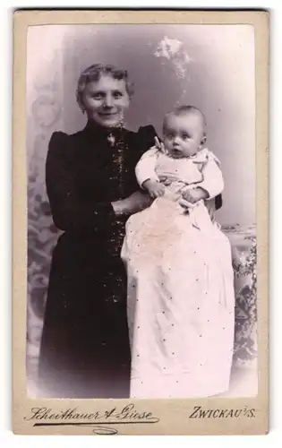 Fotografie Scheithauer & Giese, Zwickau i / S., Portrait bürgerliche Dame mit Baby auf dem Arm