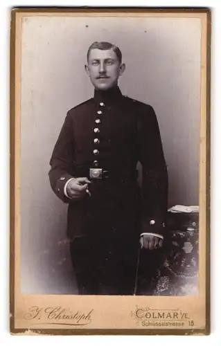 Fotografie J. Christoph, Colmar i / E., Portrait Soldat in Uniform mit Zigarre