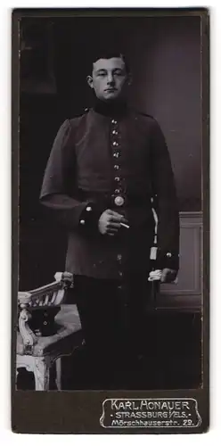 Fotografie Karl Honauer, Strassburg i. / Els., Soldat mit Seitenscheitel trägt Uniform und hält eine Zigarette