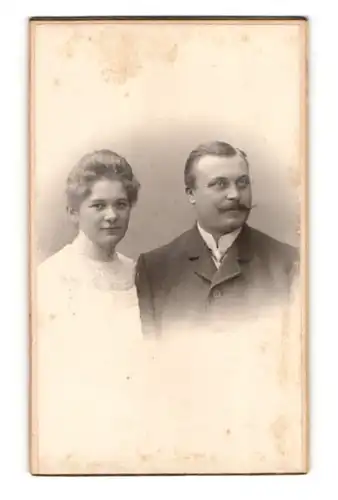 Fotografie Emil Flasche, Barmen, Junge Frau in weissem Kleid undd Mann mit Schnauzbart